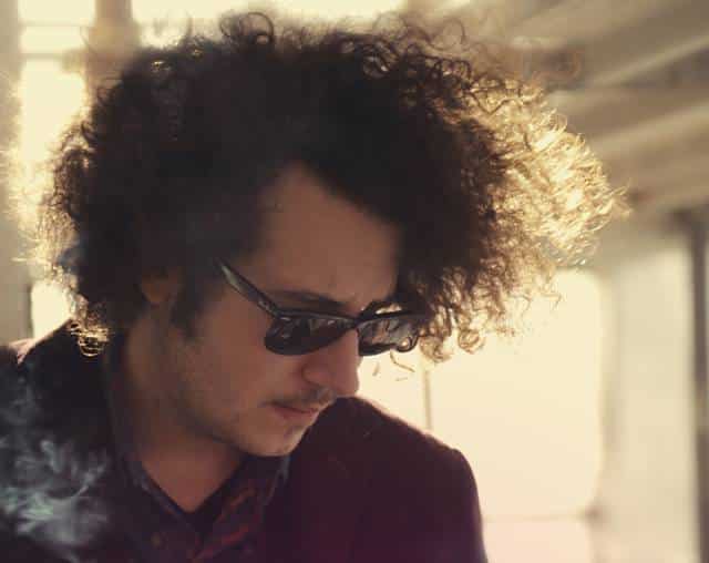 Un altro iconico scatto per il cantautore palermitano (PHOTO CREDIT: Rockit.it)