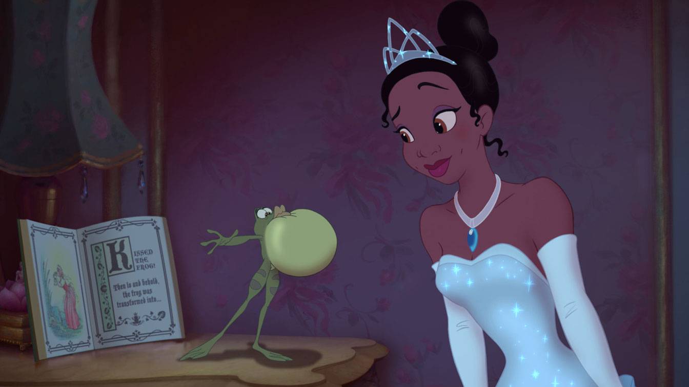 Tiana, la protagonista de "La principessa e il ranocchio", sta per baciare la rana.