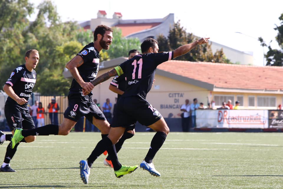 Mario Alberto Santana esulta per il gol